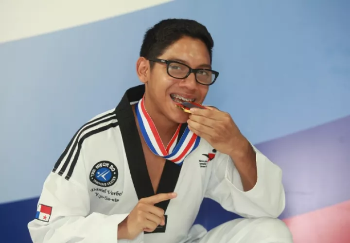 Daniel Verbel muestra su medalla ganada en el US Open de Taekwondo. /Foto Anayansi Gamez
