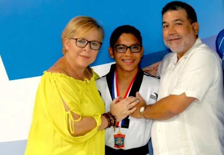 Daniel Verbel (c), junto a sus padres. /Foto Anayansi Gamez