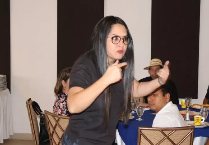 En otros congresillos, la diputada ha participado sin problemas. /Foto Twitter