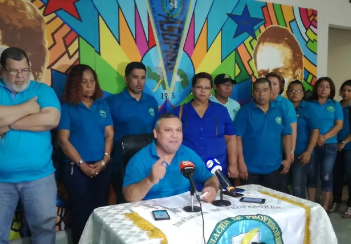 La Asociación de Profesores se reunió ayer para desmentir el discurso del Gobierno. /Foto Yaissel Urieta Moreno