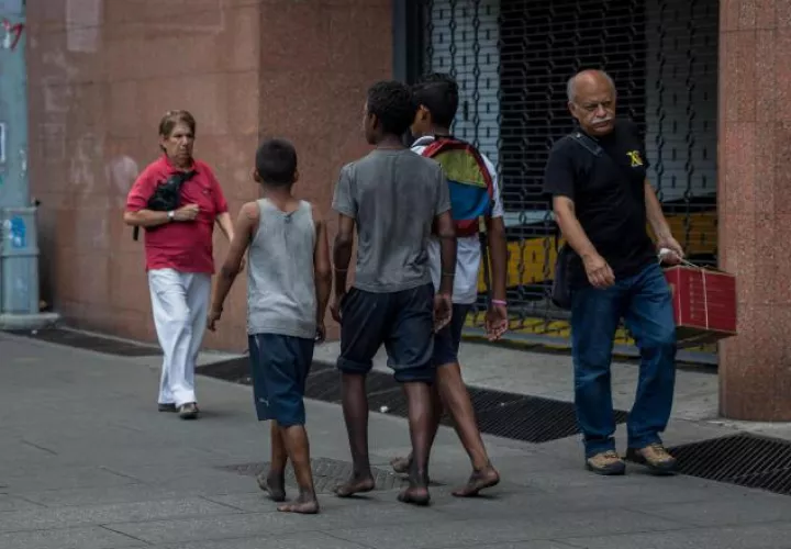 Un grupo de niños camina por las calles de Caracas o en casas de asistencia. EFE