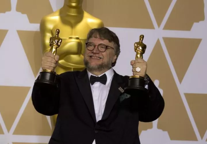 Guillermo del Toro con sus dos estatuillas. /Foto EFE