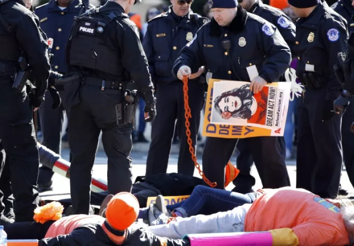 La policía del Capitolio interviene para disolver la protesta a favor del DACA. AP