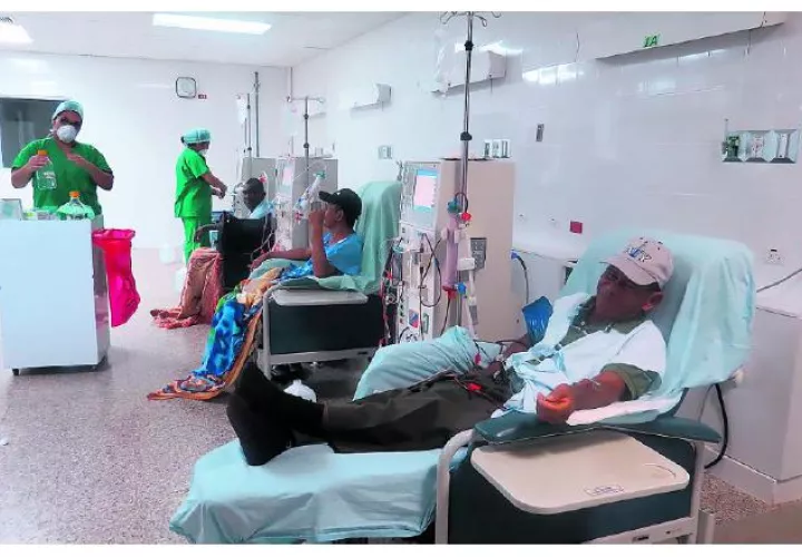 Los pacientes que acuden a hemodiálisis lo deben hacer tres veces por semana, en sesiones que duran un estimado de cuatro horas. /Foto Archivo