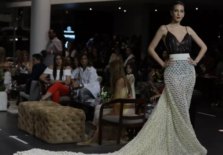 Colección cautivadora sobre la pasarela en una tarde veraniega. /Foto José Arosemana 
