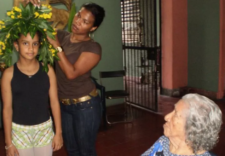Dora Mckay (q.d.e.p.) observa a una niña mientras le miden el vestuario.  Cortesía