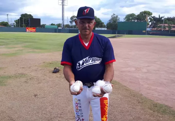 Luis Durán, técnico de Veraguas, muestra las cinco pelotas. Melquiades Vasquez