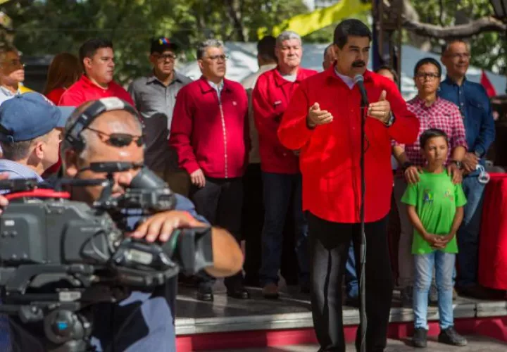 Nicolás Maduro (d), habla durante un evento del PSUV. EFE