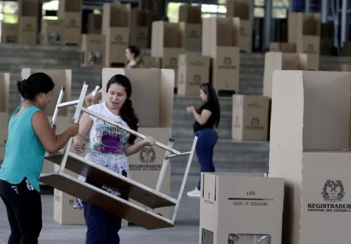 Instalan mesa de votación para las elecciones legislativas. EFE