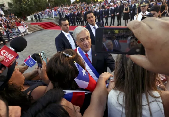 Sebastián Piñera, saluda a sus partidarios frente al palacio presidencial de La Moneda. EFE