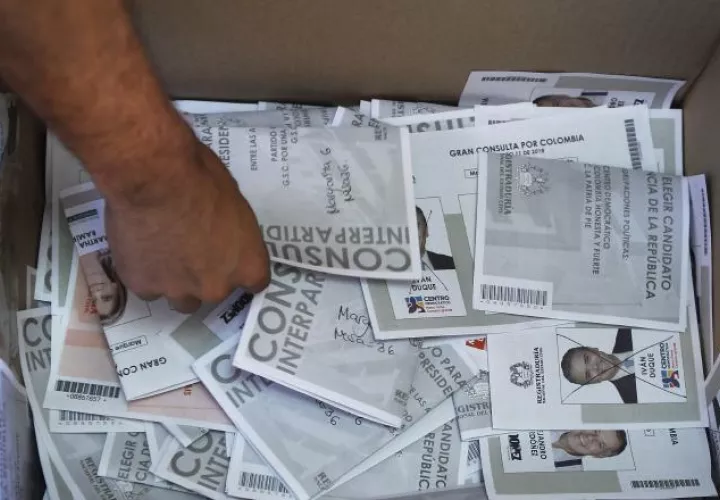Un hombre realiza el conteo de las papeletas. EFE