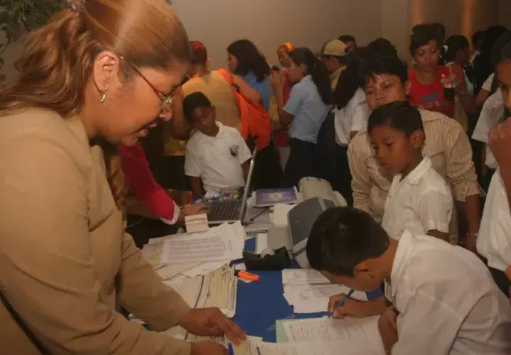 El pago de la Beca Universal es uno de los subsidios más criticados por la sociedad.