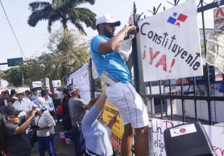 Manifestantes coparon la  cerca hacia la avenida de los Mártires; área frontal fue tapada con banderas. /Foto Edwards Santos
