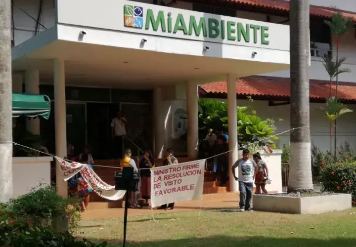 Desde la madrugada de ayer, comunidades indígenas llegaron al ministerio, en Albrook. /Foto Yaissel Urieta Moreno