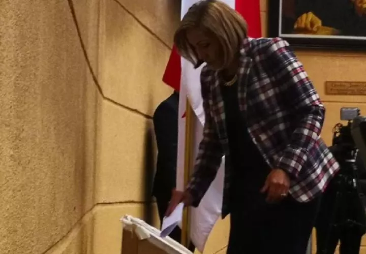 Momento en que la presidenta de la Asamblea vota por los nuevos miembros de Credenciales. /Foto Cortesía