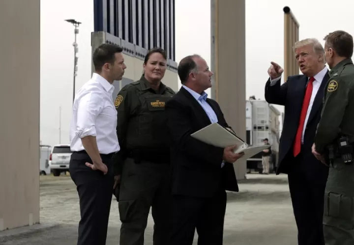Trump inspecciona los prototipos de muro. EFE
