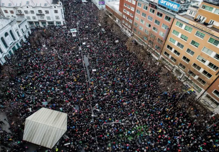 Miles exigen cambios en el Gobierno. EFE