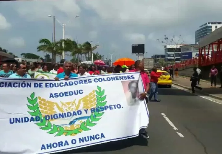 Docentes marcharon desde el CRUC hasta el corredor de Colón. Diómedes Sánchez S.