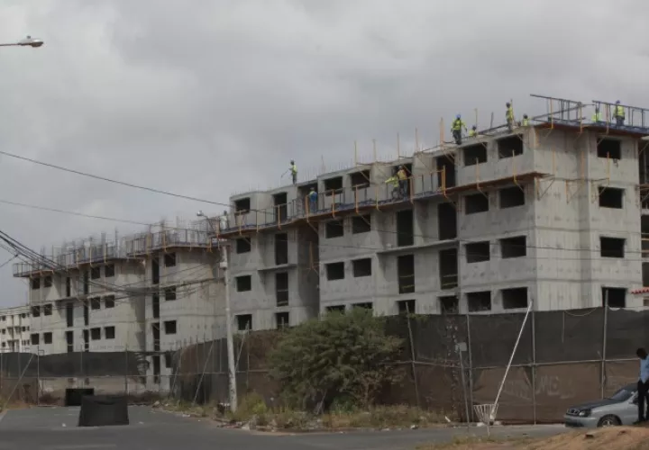 Moradores de las barriadas aledañas a este proyecto indicaron sentirse engañados por las autoridades del Miviot. /Foto Víctor Arosemena