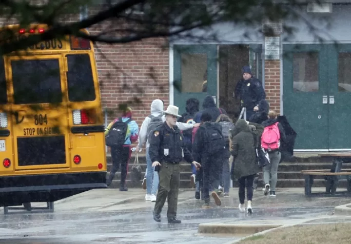 La policía acudió al centro escolar para brindar apoyo a los estudiantes, docentes y administrativos. AP