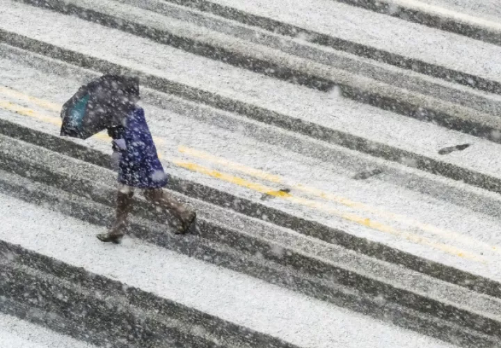 Una persona cruza en medio de la tormenta las calles de Washington. AP