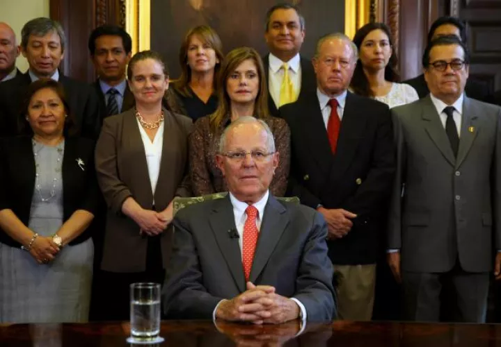 Pedro Pablo Kuczynski (c), acompañado de sus ministros anuncia su decisión de renunciar a la presidencia. EFE