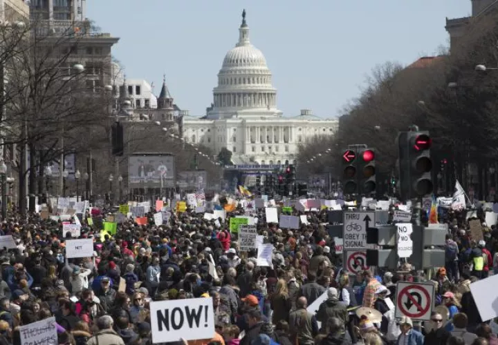 En Washington, los estudiantes, padres de familia y la ciudadanía se unieron para proteger la vida. AP
