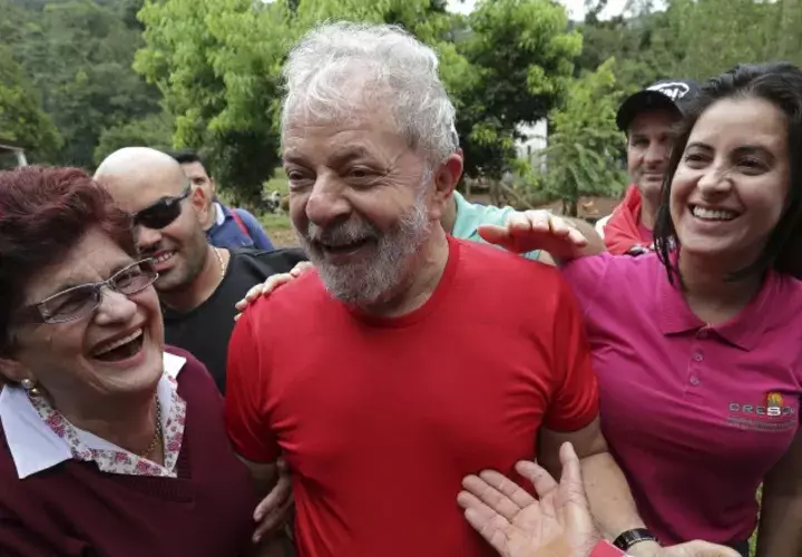 El ex presidente Luiz Inácio Lula da Silva, se reunió con partidarios en una granja en Nova Erechim. AP