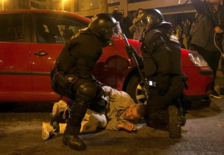 Hubo varios disturbios en las calles de Barcelona, que la policía ha tratado de controlar. EFE