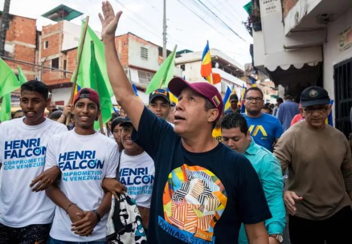 El candidato presidencial venezolano Henri Falcón (c) participa en un evento de campaña. EFE