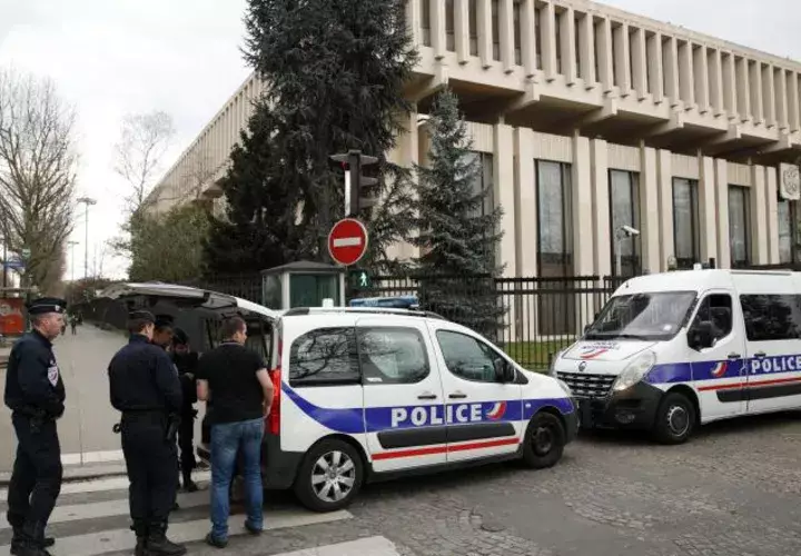 Vehículos policiales permanecen estacionados ante la Embajada de Rusia en París, Francia, tras conocerse de las expulsiones. EFE