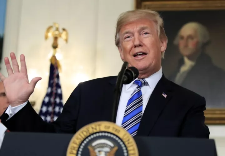 El presidente de Estados Unidos Donald Trump, avaló la salida de 60 funcionarios. AP