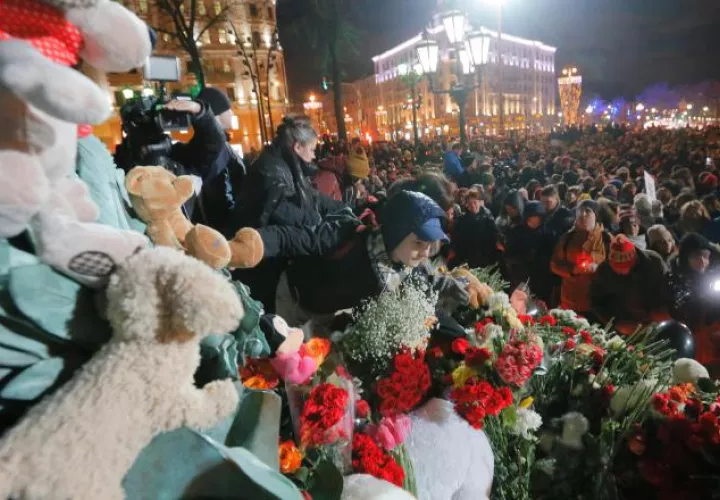 Cientos de personas rinden  homenaje a las víctimas del incendio del centro comercial de Zimnyaya. EFE