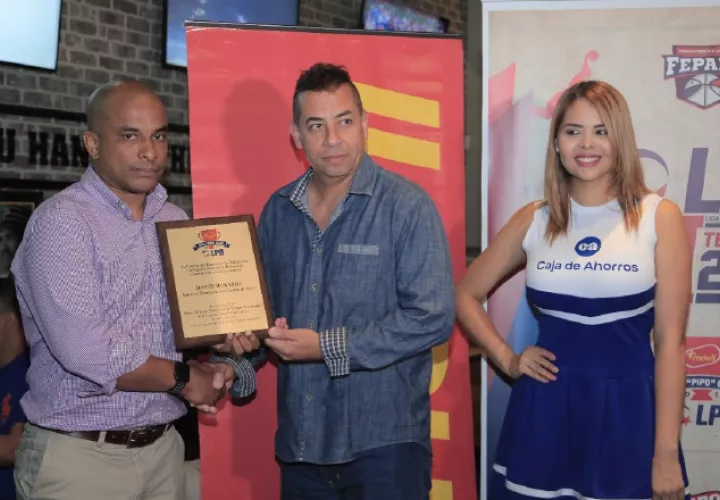 David Rosario (izq.) recibe su reconocimiento. /Foto Cortesía