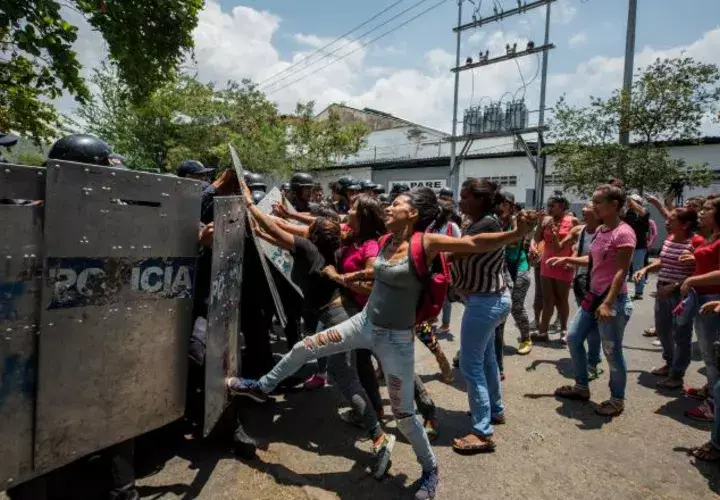 Familiares de presos protestan. EFE