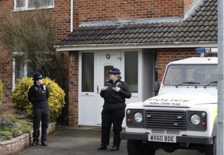 La policía vigila la casa  del ex espía ruso Sergei Skripal. AP