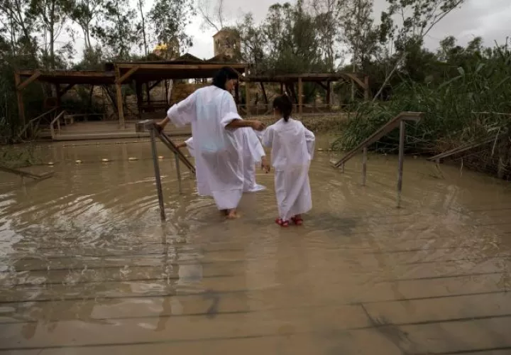 Familia colombiana visita el lugar santo para varias religiones. EFE