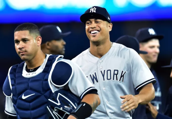 Stanton (derecha) la puso a viajar en la primera oportunidad. /Foto AP