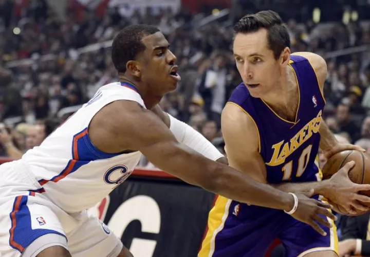Steve Nash (derecha) terminó su carrera con los Angeles Lakers. /Foto EFE
