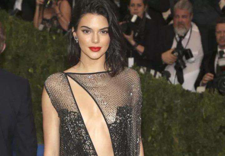 La modelo estadounidense Kendall Jenner posa a su llegada durante una gala benéfica. Foto: EFE La modelo estadounidense Kendall Jenner posa a su llegada durante una gala benéfica. Foto: EFE