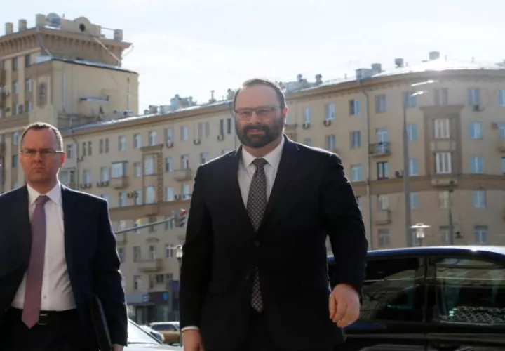 El embajador canadiense en Rusia, John R. Kur (c), llega al Ministerio de Asuntos Exteriores ruso en Moscú. EFE 