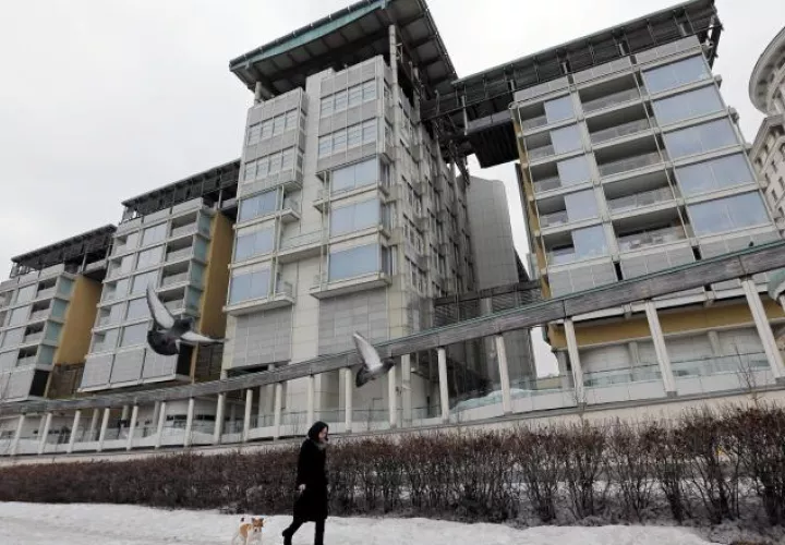 Una mujer camina frente a la embajada británica en Moscú, Rusia.  AP