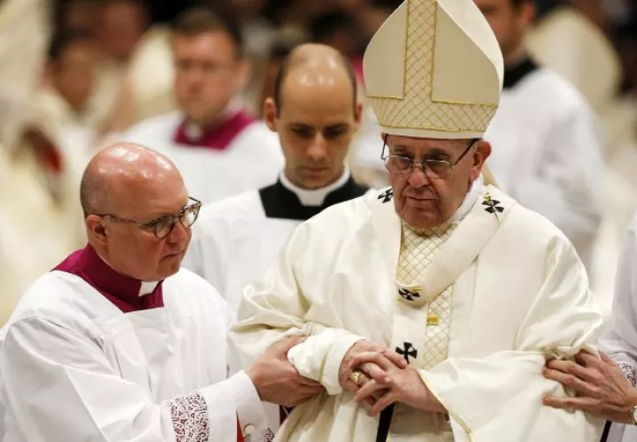 El Papa Francisco durante una solemne ceremonia de vigilia de Pascua en la Basílica de San Pedro. AP