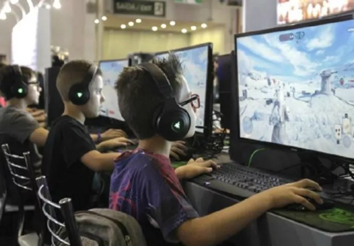 La utilización de dispositivos como computadoras y teléfonos a menudo afecta la visión de los niños. /Foto EFE