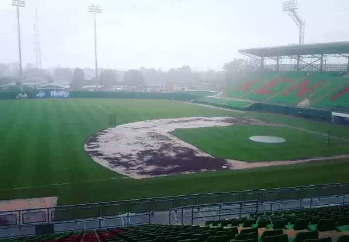 Así se veía el campo de juego durante la lluvia. /Foto @Fedebeis