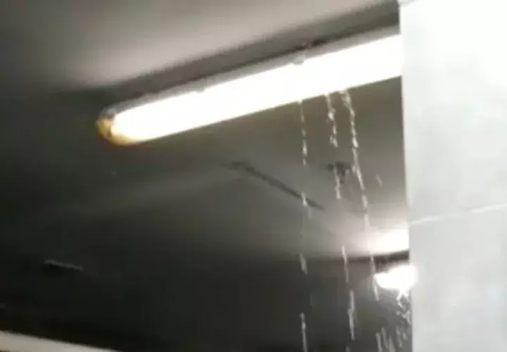 Filtraciones de agua cercanas a unas luminarias.