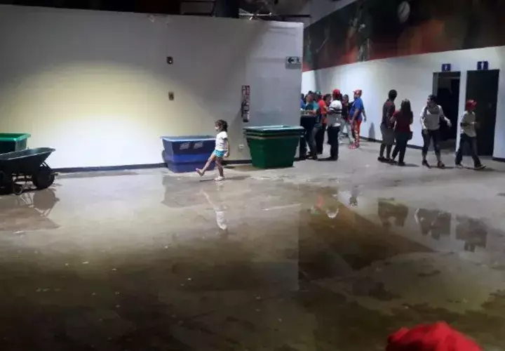 Una niña juega con el agua que quedó dentro del estadio. /Foto Mayra Madrid