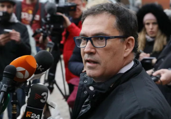 El abogado de Carles Puigdemont, Jaume Alonso Cuevillas, habló con los periodistas, sobre la situación de su cliente. FOTO/AP