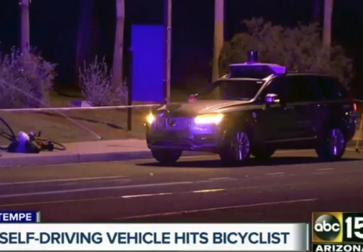 Imagen del accidente donde una mujer de 49 año perdió la vida en Tempe, Arizona. FOTO/AP