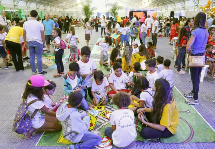 Decenas de niños juegan durante la inauguración de la Villa Ciudadana, un espacio que, a través de un enfoque lúdico, pretende difundir las "buenas prácticas" y el "uso racional" del agua. FOTO/EFE
